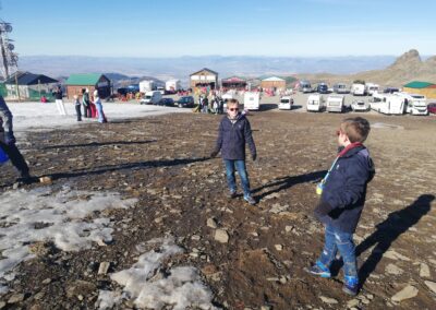 Niños en Sierra Nevada con poca nieve