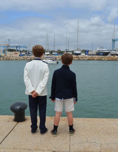 Niños en el puerto maritimo